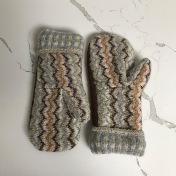 Handcrafted Mittens Wool / Fleece Small / Medium - Picture 2 of 5